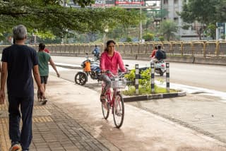 Street design with cycle lane